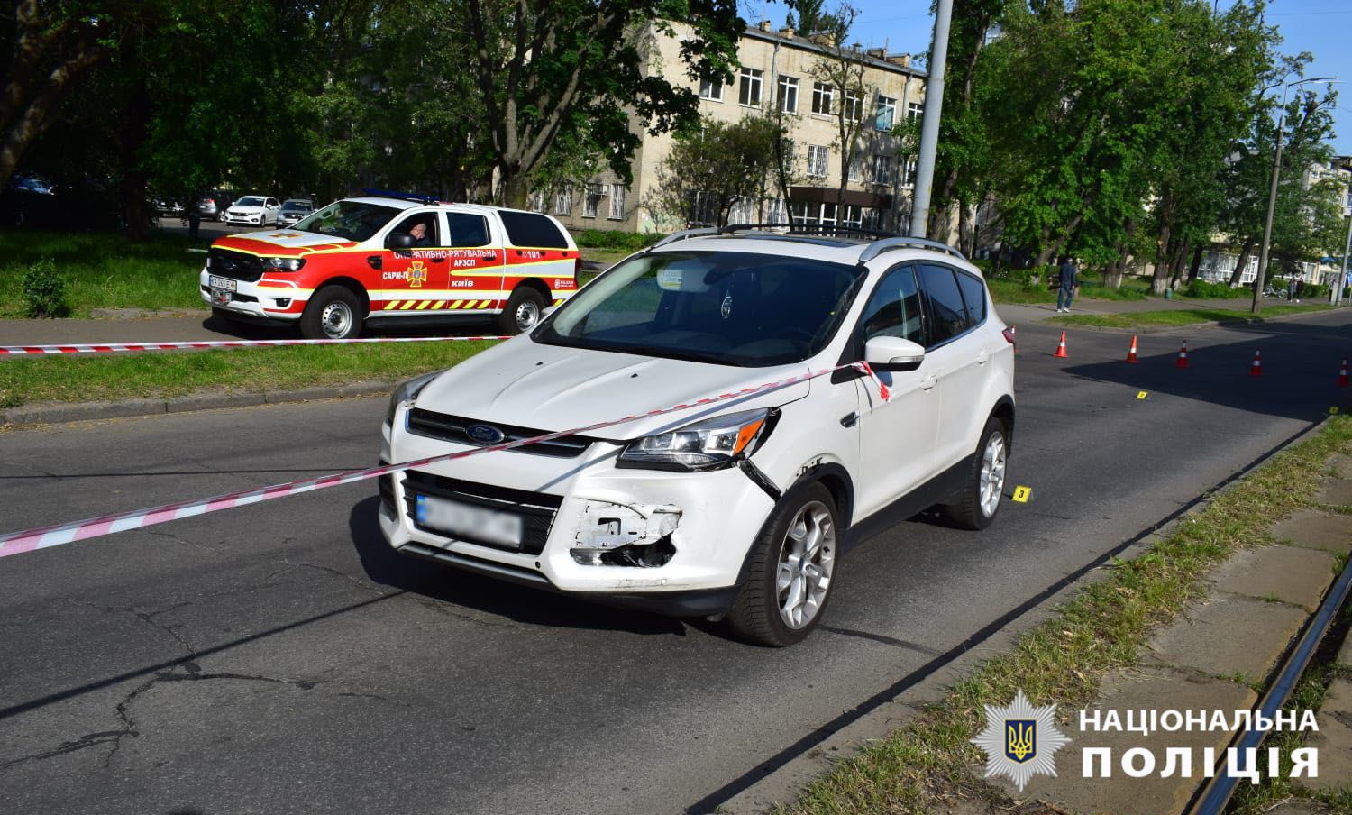 Пoліцeйcькі вcтaнoвлюють oбcтaвини ДТП y Дніпpoвcькoмy paйoні Kиєвa / © Пoліція Kиєвa / Facebook