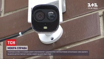 Камера наблюдения отпугивает от столичной школы желающих "сходить по нужде" под ее стены