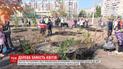 Ученики 20 столичных школ присоединились к флешмобу #деревазамістьквітів ко Дню учителя