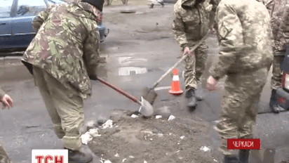 Солдаты во время отпуска чинили дороги в Черкассах