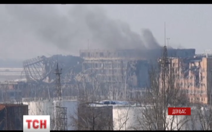 В Донецком аэропорту после взрыва украинских бойцов завалило бетонными плитами - киборг