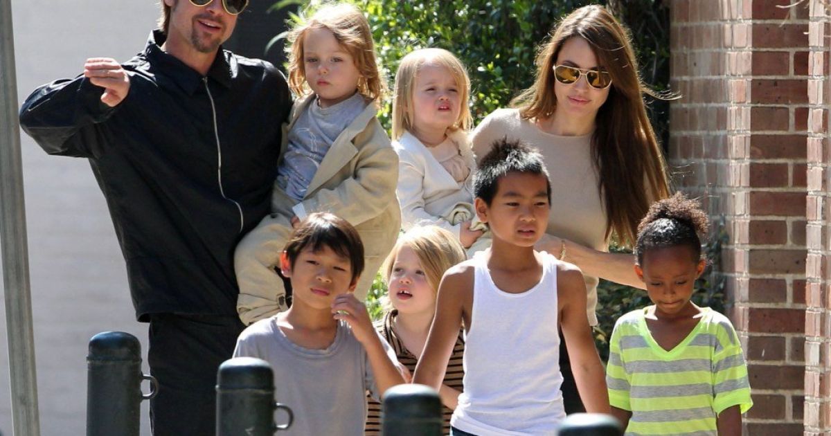 Стало известно, с кем будут проживать дети Джоли и Питта