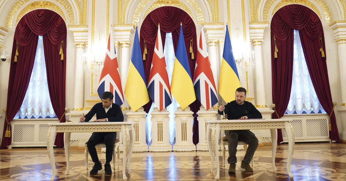Володимир Зеленський і Ріші Сунак підписують безпекову угоду