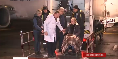 Волонтер Яна Зинкевич в инвалидной коляске вернулась после операции из Израиля