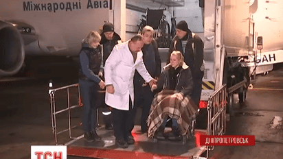 Тяжело травмированная Яна Зинкевич ночью вернулась с лечения в Израиле