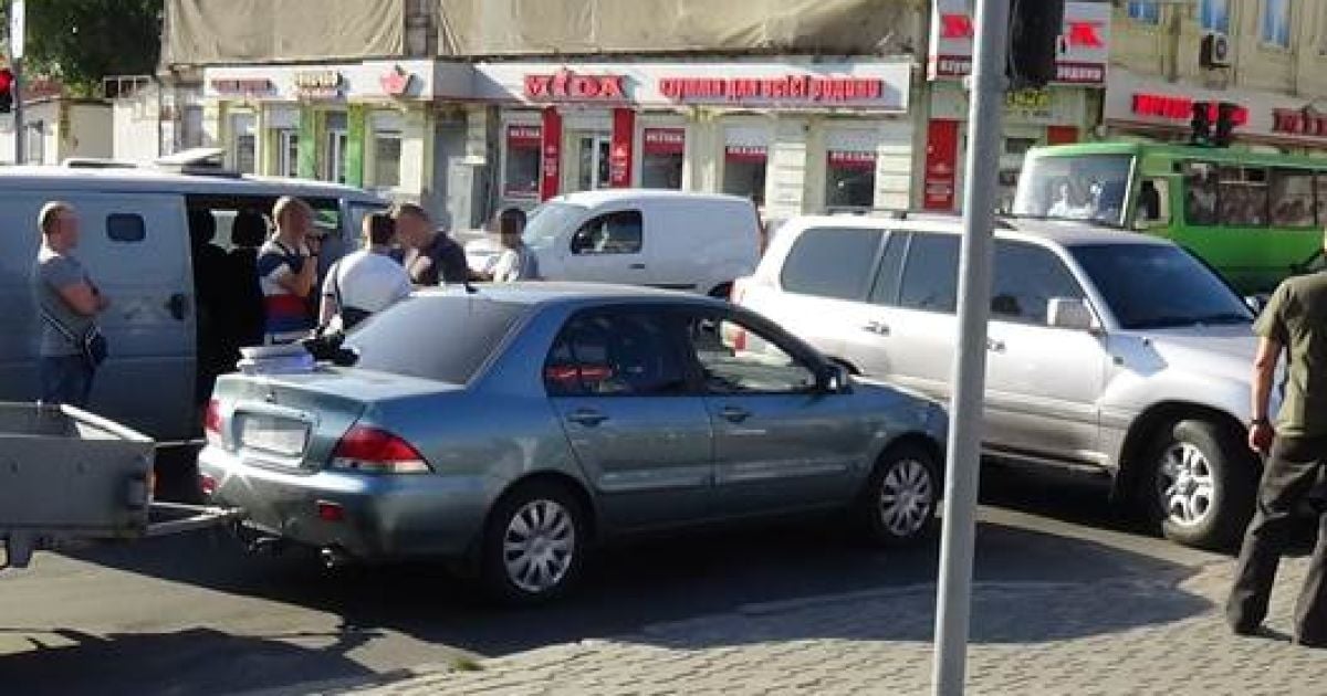 Преступника вытащили из машины