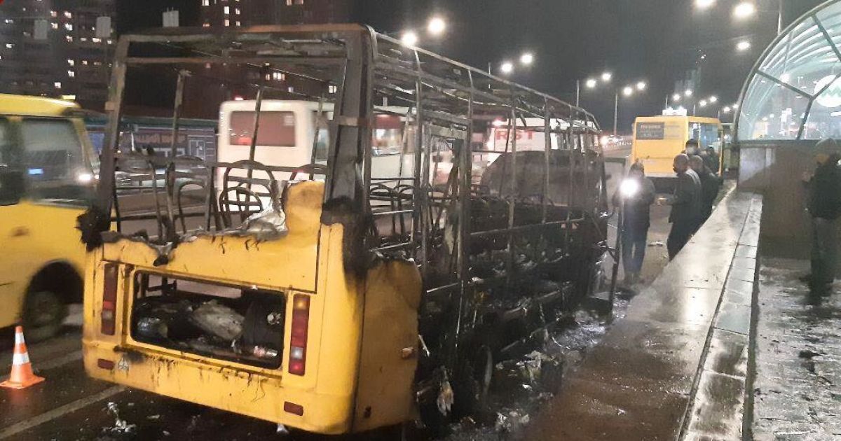 В Киеве возле станции метро полностью сгорел автобус