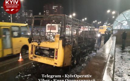 У Києві біля станції метро повністю згорів автобус