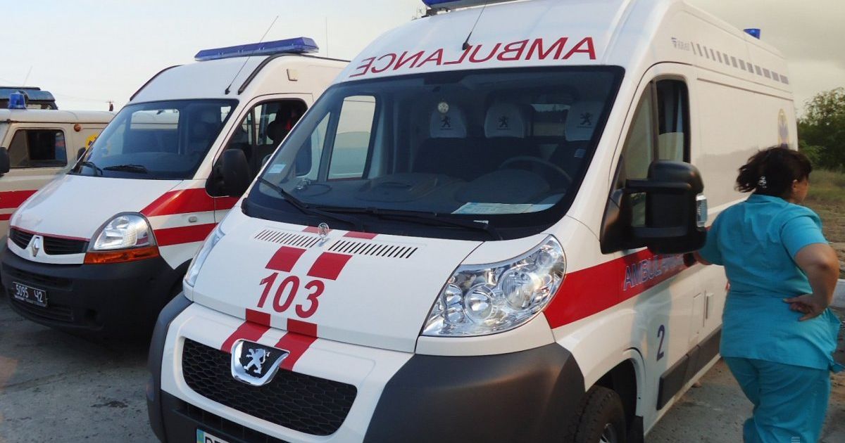 В Киеве автомобиль во дворах наехал на женщину с ребенком