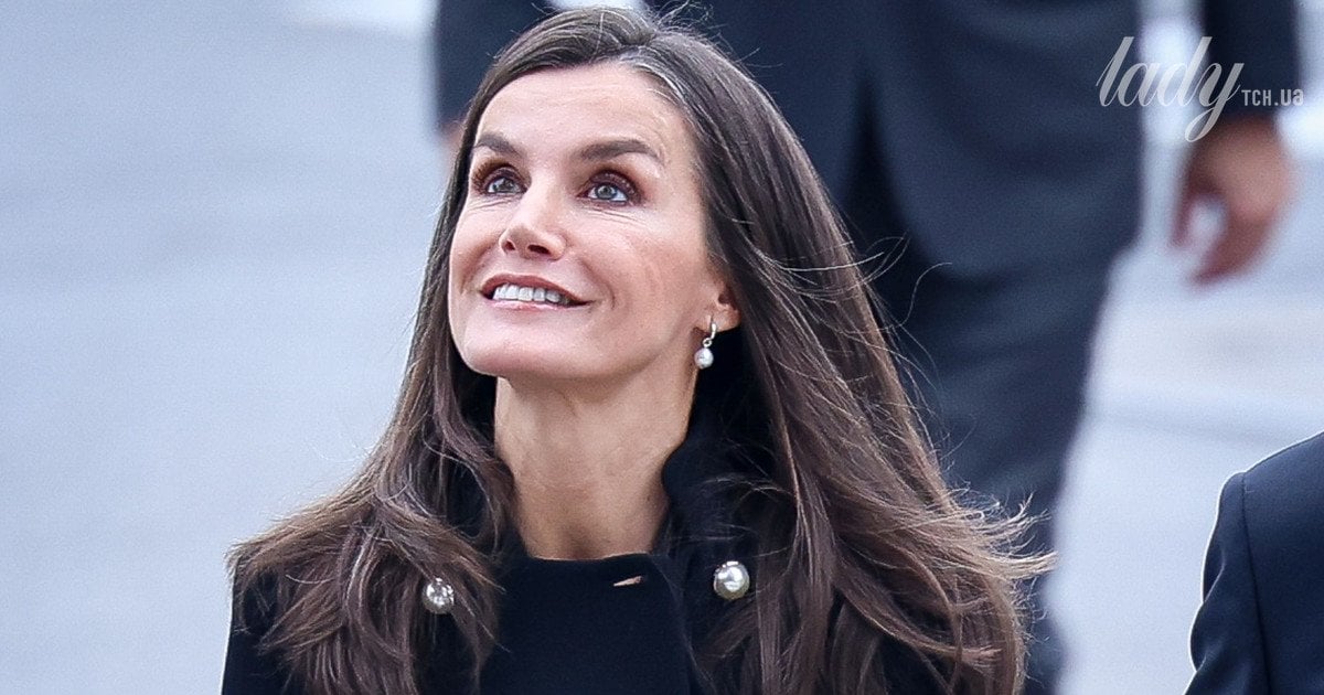 Королева Летиція з сумкою Carolina Herrera