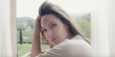 Нежная Анджелина Джоли предстала в романтическом ролике про духи