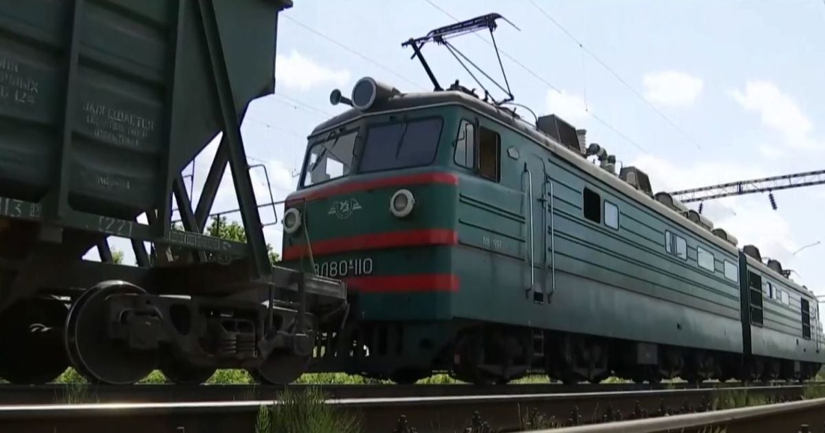 На Львівщині молодик в одну мить згорів від удару струмом на даху локомотива