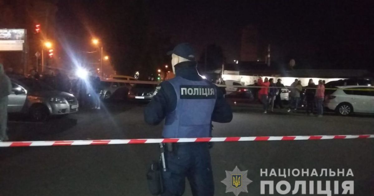В Харькове возле спортклуба стреляли в бизнесмена. Мужчина ранен