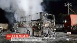 Двухэтажный автобус полностью сгорел на автостоянке в Ровно