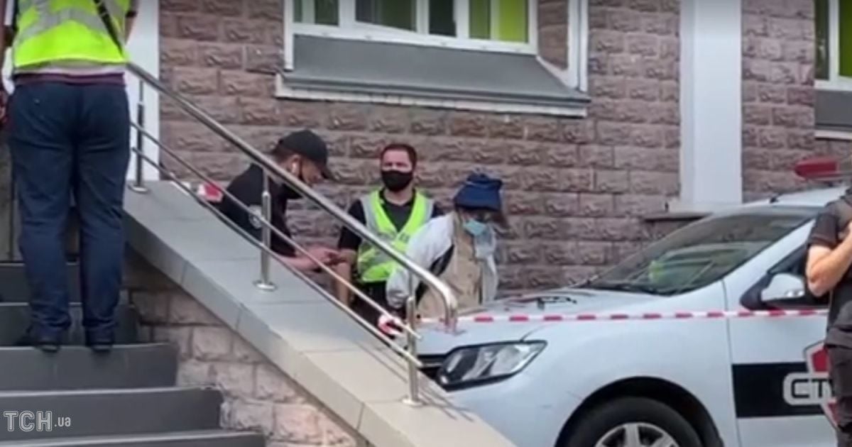 Вимагала 15 тисяч гривень із іграшковим пістолетом: подробиці пограбування банку в Києві