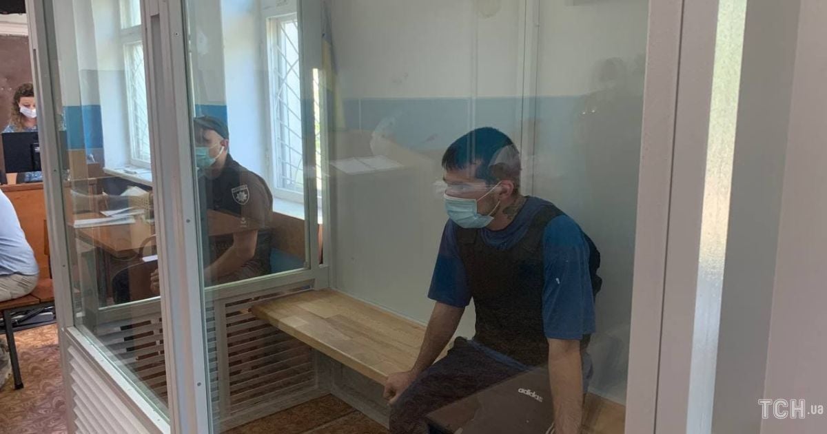 Мужчину, который порезал 2-летнего сына бывшей сожительницы, доставили в суд в шлеме и бронежилете