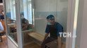 Мужчину, который порезал 2-летнего сына бывшей сожительницы, доставили в суд в шлеме и бронежилете