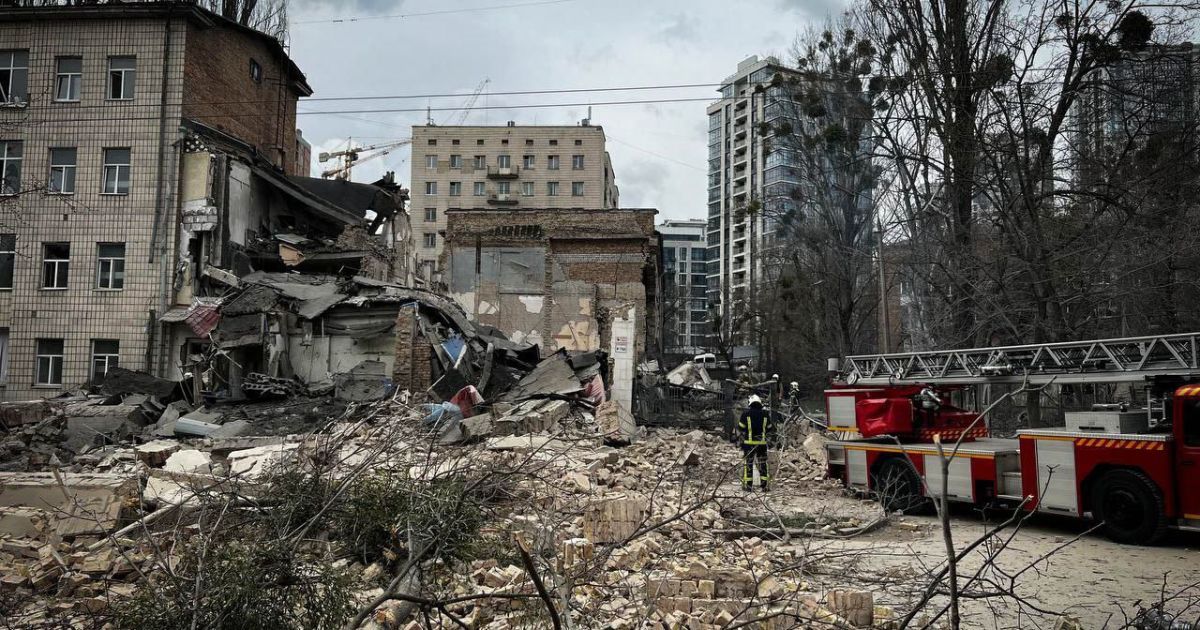 Пошкодження в Києві внаслідок падіння уламків ракет 25 березня / Фото: ДСНС Києва