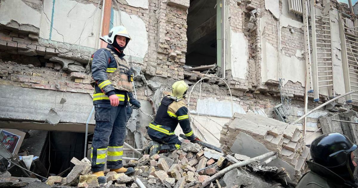 Пошкодження в Києві внаслідок падіння уламків ракет 25 березня / Фото: ДСНС Києва