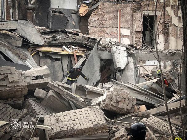 Пошкодження в Києві внаслідок падіння уламків ракет 25 березня / Фото: ДСНС Києва