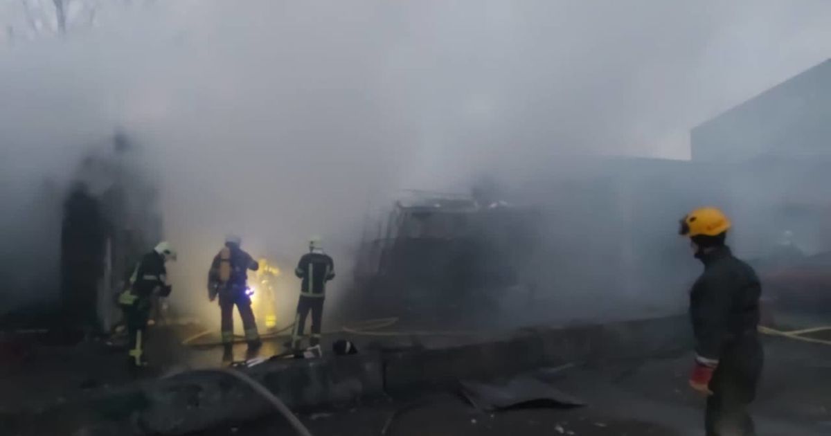 В одном из районов Киева вспыхнул мощный пожар: в небо взвивается густой черный дым (фото, видео)