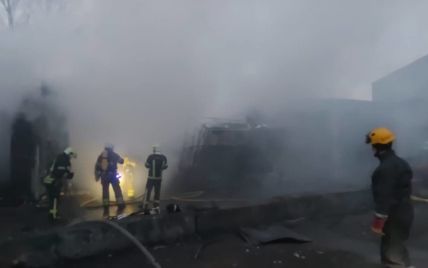 В одном из районов Киева вспыхнул мощный пожар: в небо взвивается густой черный дым (фото, видео)