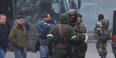 Центр Луганська оточили "зелені чоловічки" з автоматами та БТРом - ЗМІ