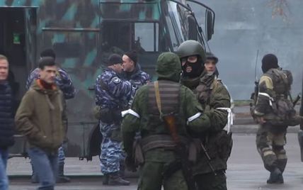 Центр Луганска окружили "зеленые человечки" с автоматами и БТРом - СМИ