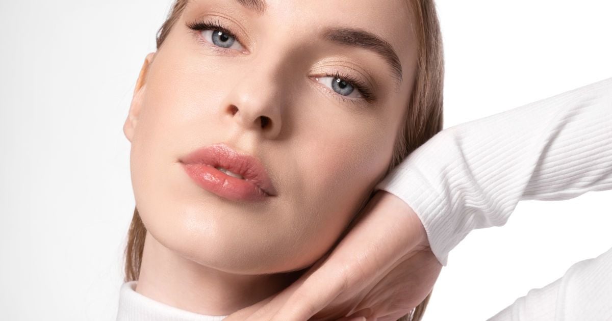 Як захистити одяг від тонального крему