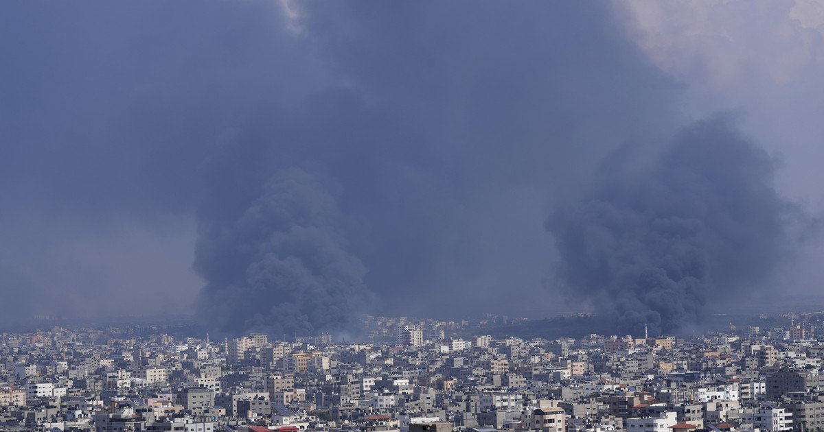 Дым поднимается после израильских авиаударов в Газе