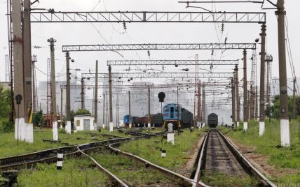 На Киевщине 18-летняя девушка попала под поезд, не услышав его в наушниках
