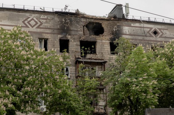 Київ, 7 травня. РФ атакувала Київ балістичними ракетами. У чотирьох районах — руйнування та пожежі, також загинули люди. Очільник КМВА Тимур Ткаченко повідомив, що загиблі внаслідок атаки — мати й син, 1960 та 1997 року народження. «Загибла жінка не дожила два дні до свого дня народження», — написав Ткаченко. / © Getty Images
