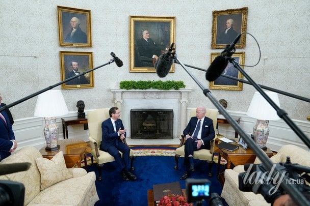 Президент Джо Байден і президент Ізраїлю Ісаак Герцог розмовляють під час зустрічі / © Associated Press