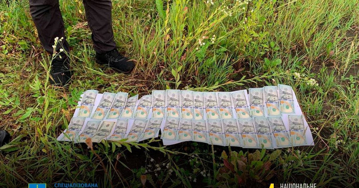 Неправомірну вигоду за дозвіл на виїзд за кордон підозрювані отримували систематично