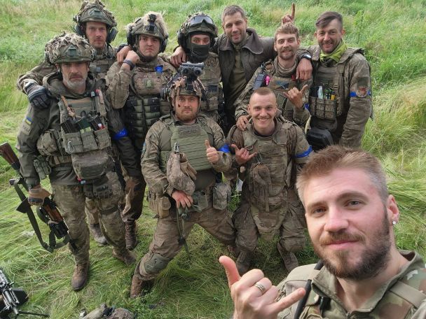 Главный сержант Валерий Маркус с собратьями по оружию / © Facebook страница Валерия Маркуса