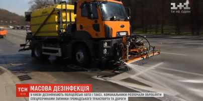 Столичные коммунальщики обрабатывают спецрастворами остановки общественного транспорта и дороги