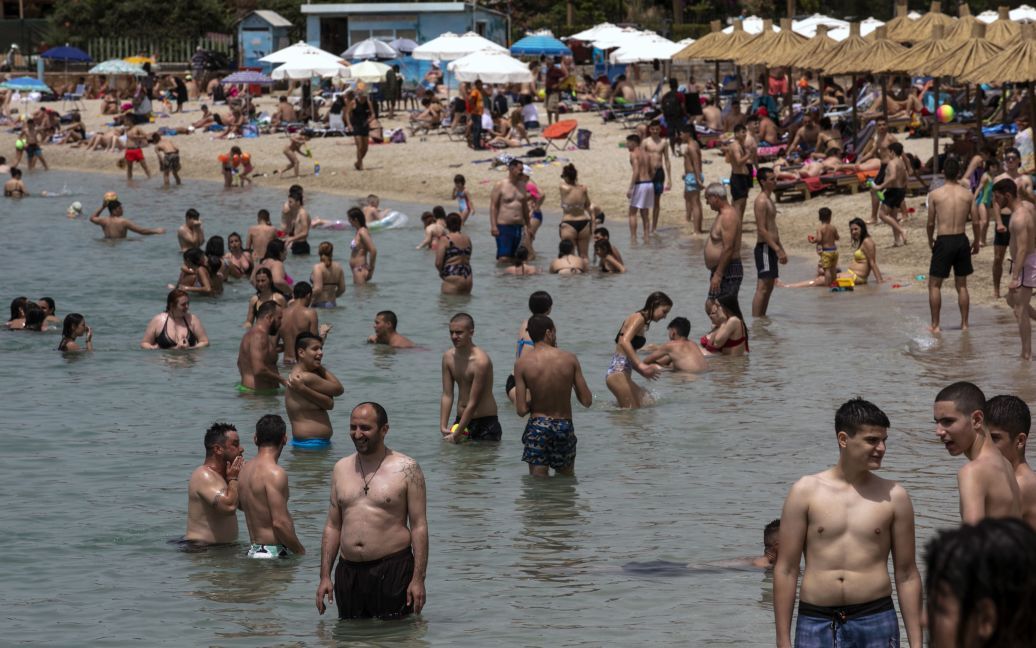 В Греции открыли платные пляжи - отдыхающие должны придерживаться ряда ограничений. / © Associated Press