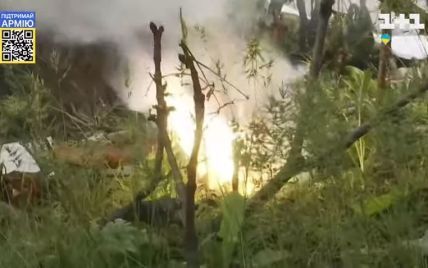 Знімальна група ТСН потрапила під обстріл касетними бомбами в Мар’їнці