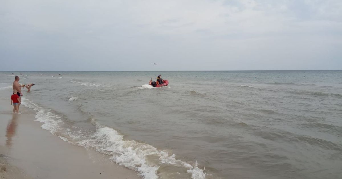 У морі в Херсонській області батька із сином віднесло на матраці: 8-річний хлопчик втопився, чоловіка шукають