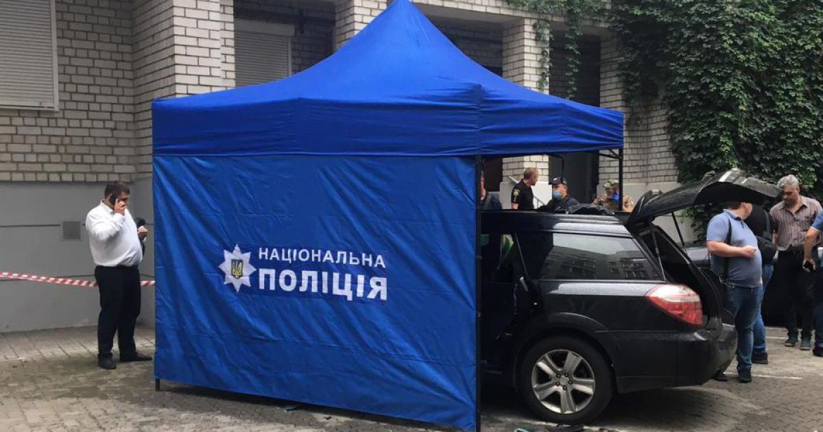 Сдетонировала граната на пассажирском сиденье: в Днепре во дворе дома прогремел взрыв (фото)