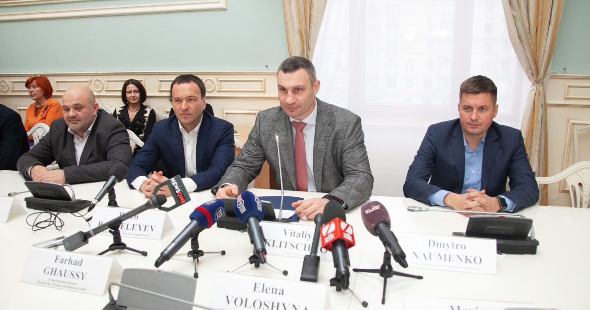 Кличко подписывает меморандум