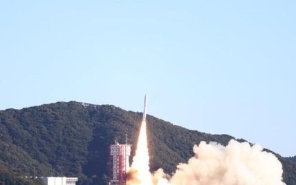 Японія запустила у космос ракету з 13 супутниками