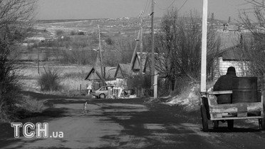 Новолуганське. Одна з найгарячіших точок Донбасу нині, але попри це, там багато місцевих жителів з дітьми. / © Дмитро Мороз/Журналіст "Спецкор"