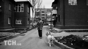 Курахово, Донецька область. Чоловік вийшов на прогулянку з собакою. / © Дмитро Мороз/Журналіст "Спецкор"