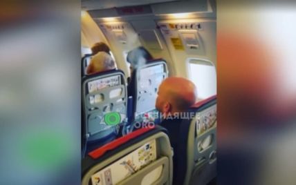 "Я тобі цю соску зараз у ср*ку засуну": у літаку з Єгипту українка обклала лайкою пасажира, який димів вейпом (відео)