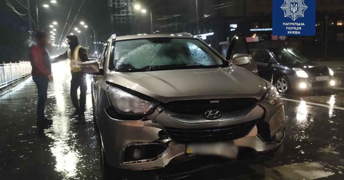 В Киеве пьяный мужчина на Hyundai влетел в Volkswagen на стоп-линии и скрылся с места ДТП: фото