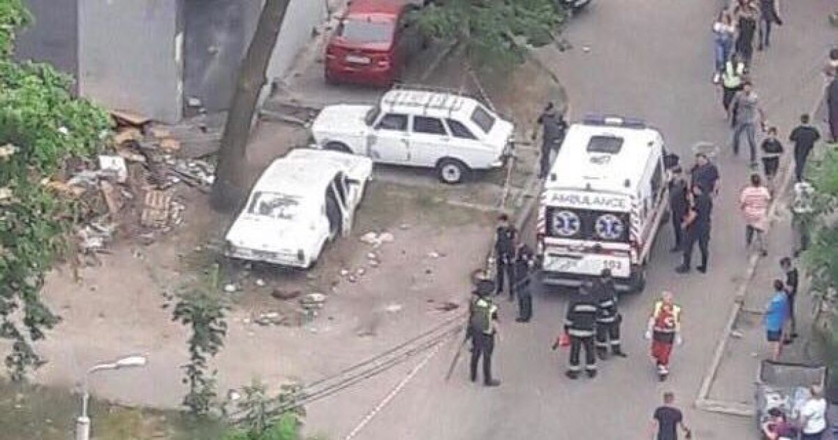 У Києві вибухнуло припарковане авто, постраждали четверо людей