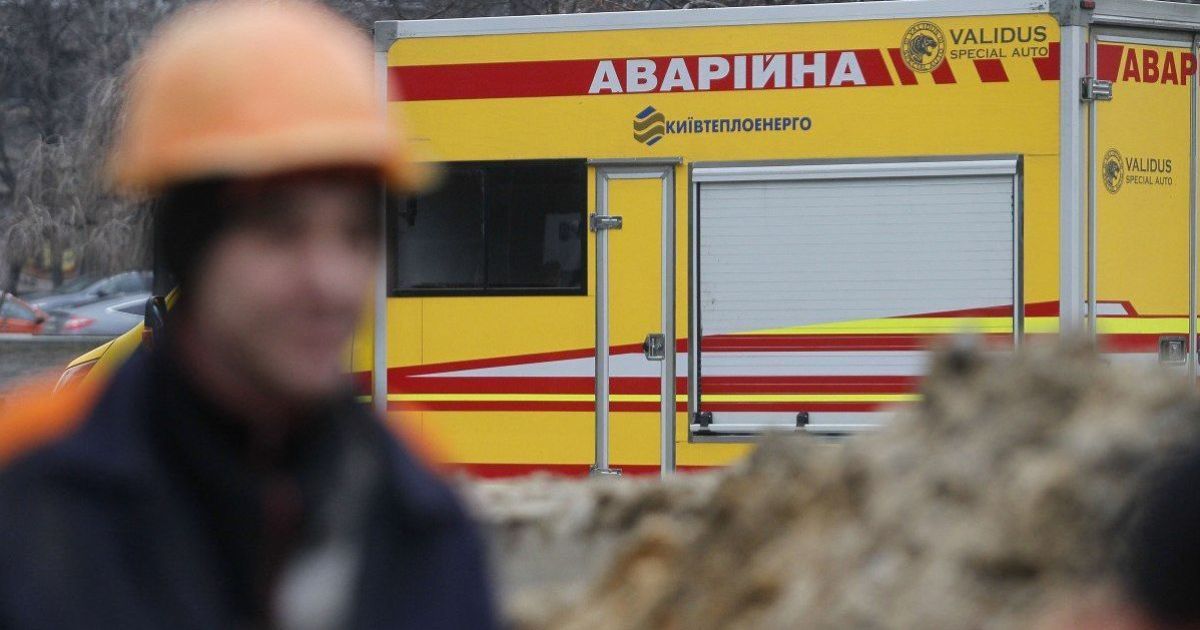 Четвертый прорыв теплотрассы в Киеве: залило улицы возле Севастопольской площади