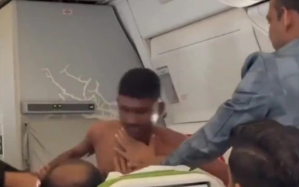 В самолете обнаженный мужчина устроил драку из-за места у окна: видео