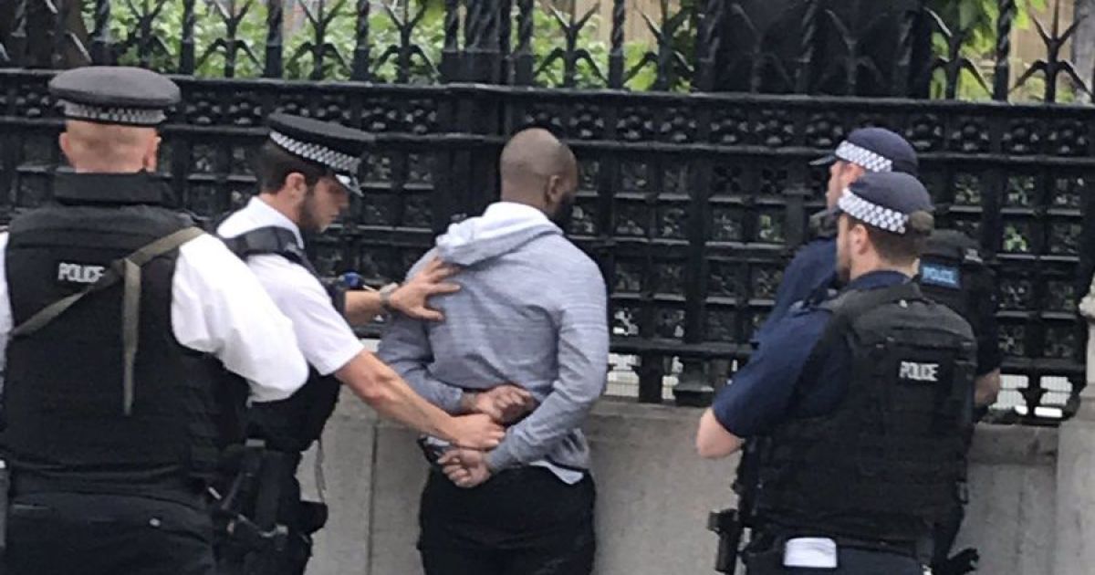 В Лондоне полицейские у парламента задержали вооруженного мужчину